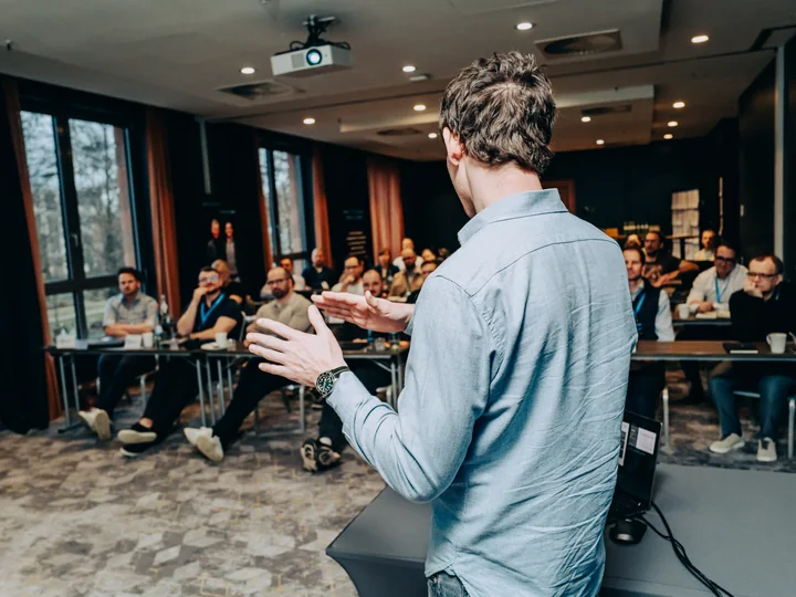 Jasper beim Live-Talk vor der Community